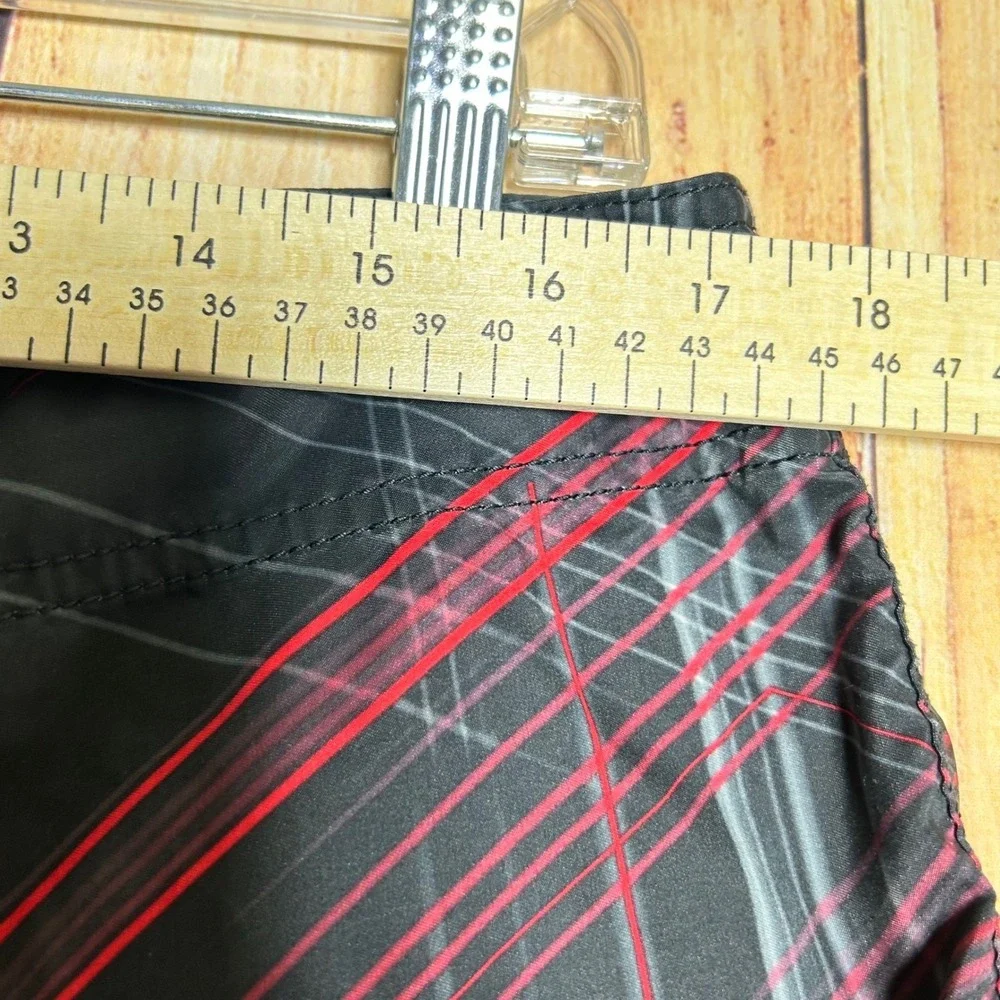 Oakley Board Shorts Mens 38 Black Red Geometric Cyber Surf Skate‎ CC